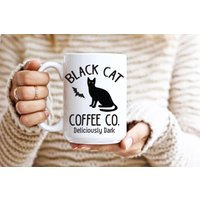 Halloween-Tasse Der Black Cat Coffee Company; Katzen-Halloween-Tasse; Halloween-Kaffeebecher von Bluebubbly