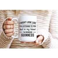 Ich Könnte Aussehen, Als Würde Ich Dir Zuhören, Aber in Meinem Kopf Trinke Guinness 11 Unzen Kaffeetasse Lustige Humor von Bluebubbly
