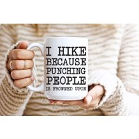 Ich Wandere, Weil Das Stanzen Von Menschen Die Stirn Runzelt Lustige 11 Unzen Kaffeetasse Humor Wandern Geschenke von Bluebubbly