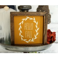 Hallo Herbst Schild Bauernhaus Senf Gelb Rustikal Holz Tiered Tray Thanksgiving Dekor Regal Tisch Tischplatte Umhang Tablescape von BluestemMarket