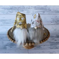 Honey Bee Gnome Farmhouse Tiered Tray Decor Biene Art Gnom Wabenbienen Bienenstock Frühling Sommer Mantel Regal Kaffeetisch Gelb Schwarz Weiß von BluestemMarket