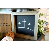 Ostern Gerahmt Zeichen 3 Kreuze Bauernhaus Tiered Tablett Dekor Christian Verwitterten Holz Schild Religiöser Glaube Jesus Couchtisch Bar Regal von BluestemMarket