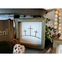 Ostern Gerahmt Zeichen 3 Kreuze Bauernhaus Tiered Tablett Dekor Christian Verwitterten Holz Schild Religiöser Glaube Jesus Couchtisch Bar Regal von BluestemMarket