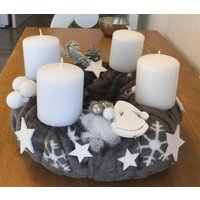 Ca.30 X 30 cm Adventskranz Grauweiß Adventkranz Advent Kranz Gesteck Adventsgesteck Künstlich Tischgesteck Weihnachten Ca.30 X 30 cm Adventskranz Grauweiß Adventkranz Advent Kranz Gesteck Adventsgesteck Künstlich Tischgesteck Weihnachten von Bluetenzauberei