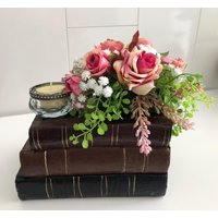 Originelles Kunst-Blumen-Gesteck Auf Keramik Deko Bücher Mit Teelichthalter Tischgesteck Geschenk 20 X 25 cm Rosen Und Grün von Bluetenzauberei