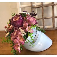 Tischgesteck in Einer Zink Milchkanne Liegend Sommer Haltbar Blumengesteck Tisch Trockenblumen Kunstblumen Shabby-Landhaus Stil Lila Weiß Tischgesteck in Einer Zink Milchkanne Liegend Sommer Haltbar Blumengesteck Tisch Trockenblumen Kunstblumen Shabby-Landhaus Stil Lila Weiß von Bluetenzauberei
