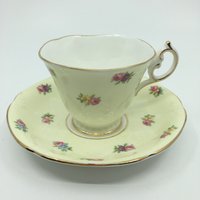 Paragon Gelbe Teetasse Mit Geprägtem Design Und Rosen von Bluewillowteashop