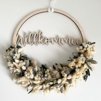 3D Willkommen Trockenblumenkranz Cremeinatur |Willkommenskranz| Flower Hoop | Geschenkidee Einzugsgeschenk Ieinzelstück -Blumenkranz.liebe 3D Willkommen Trockenblumenkranz Cremeinatur |Willkommenskranz| Flower Hoop | Geschenkidee Einzugsgeschenk Ieinzelstück -Blumenkranz.liebe von BlumenkranzLiebe