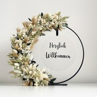Trockenblumenkranz Stehend Personalisiertihochzeitsdekoihochzeitsgeschenki Einzugsgeschenki Geschenkideeiwunschanfertigung-Blumenkranz.liebe Trockenblumenkranz Stehend Personalisiertihochzeitsdekoihochzeitsgeschenki Einzugsgeschenki Geschenkideeiwunschanfertigung-Blumenkranz.liebe von BlumenkranzLiebe