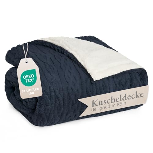 Blumtal Kuscheldecke 130x150 cm mit Zopfstrick-Optik - Oeko-TEX zertifizierte Mikrofaser Fleecedecke mit weicher Sherpa-Innenseite - Kuscheldecke flauschig - Dicke Kuscheldecke in Dunkelblau und Weiß von Blumtal