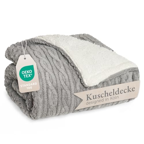 Blumtal Kuscheldecke 220x240 cm mit Zopfstrick-Optik - Oeko-TEX zertifizierte Mikrofaser Fleecedecke mit weicher Sherpa-Innenseite - Sherpa Decke flauschig/waschbare Wohn- & Kuscheldecke Grau/Weiß von Blumtal