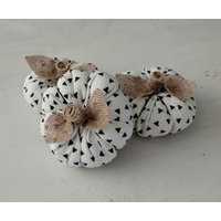3Er Set Weiße Mini-Kürbisse Schwarzer Dreieck-stoff, Sackleinen-stiel von BlushBarnBoutique