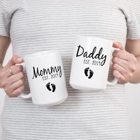 Neue Mama Und Papa Becher Set | To Be Tassen Eltern Werden Geschenk Schwangerschaftsankündigungsbecher Kaffeebecher von BlushandBoldCo
