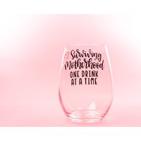 Surviving Motherhood Weinglas | Mutterschaft Geschenke Vinyl Mama Für Stielloses von BlushandBoldCo