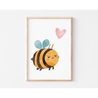 Kinderzimmer Poster Biene Mit Herz, Wandbilder Wanddeko Babyzimmer Kunstdruck Nursery Art Mädchen Junge Kinder Tierposter A4, A3 Kinderzimmer Poster Biene Mit Herz, Wandbilder Wanddeko Babyzimmer Kunstdruck Nursery Art Mädchen Junge Kinder Tierposter A4, A3 von BoNuDesign