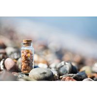 Bernstein in Kleiner Glasflasche Bernstein in Kleiner Glasflasche von BobineStudio