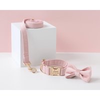 Baby Rosa Samt Hundehalsband Und Leinen Set Mit Fliege, Personalisieren Hochzeitshundeoutfit, Halsband Leine Für Welpen, Gold Gravierte von Bobocollar