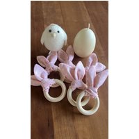 Serviettenringe Aus Holz Mit Hasenohren Stoff - Die Perfekte Tischdekoration Zu Ostern Oder Als Kleine Geschenkidee Fürs Osternest Serviettenringe Aus Holz Mit Hasenohren Stoff - Die Perfekte Tischdekoration Zu Ostern Oder Als Kleine Geschenkidee Fürs Osternest von BoboundHoppel
