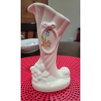 Vintage Cremeweiße Keramik Füllhorn Vase Mit Blassen Blumen Auf Jeder Seite, Ohne Mark von BobtailBoutique