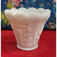 Vintage Westmoreland Gemarkt Milchglas Kleine Vase Blickdicht Trauben Und Blätter Design, Gedrehte Oberseite von BobtailBoutique