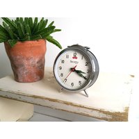 Silberner Vintage-Wecker „Trophy" von BodaciousOld