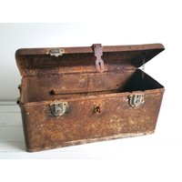 Tolle Alte Rustikale Metallbox von BodaciousOld