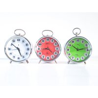 Vintage Wecker Hema Alte Dekorative Und Uhren Weiß Rot Grün Retro Wohndekoration Uhr 1970 von BodaciousOld