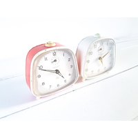 Vintage Wecker Peter Alte Und Uhren Rot-Weißer Brocante-Heimdekoration Uhr 1970 von BodaciousOld