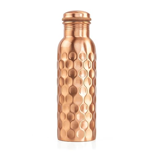 Bodhi Kupferflasche | Ayurveda Trinkflasche aus reinem Kupfer | Flasche mit Design Veredelung | Volumen: 800 ml | Wasserflasche mit Drehverschluss & Silikon-Dichtung | Diamant-Design, gehämmert Bodhi Kupferflasche | Ayurveda Trinkflasche aus reinem Kupfer | Flasche mit Design Veredelung | Volumen: 800 ml | Wasserflasche mit Drehverschluss & Silikon-Dichtung | Diamant-Design, gehämmert von Bodhi