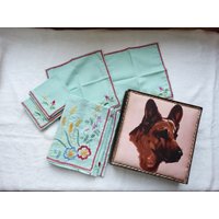 6 Servietten & Tischdecke/Hand Bestickter Vintage Mid Century Und Passende Boxed Set Elsässer Hundebox 6 Servietten & Tischdecke/Hand Bestickter Vintage Mid Century Und Passende Boxed Set Elsässer Hundebox von BodkinsFrance