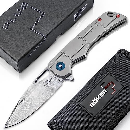 Böker Plus® P51 Mustang Damast Knife - Piloten-Messer mit Damaszener Klinge - Framelock Taschenmesser aus historischem Stahl der Jagdflugzeuge der US Army Air Forces - Ganzmetall Klappmesser in Etui von Böker Plus