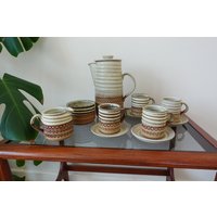 Broadsteps Kaffee Set Vintage Studio Keramik Kaffeekanne, 4 Tassen & Untertassen, Zuckerdose Und Milchkännchen Retro Mid Century Dianne Sanders von BohemeVintageHome