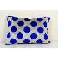 Blaue Seide Ikat Samt Kissenbezug, Handgemachte Polka Dot Lumbar Kissenhülle, Kissen 16" X 22" von BohoGiftsStore