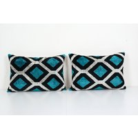 Blaue Seide Ikat Samt Kissenbezug, Paar Handloom Lumbar Passender Dekorativer Kissenbezug 16" X 22" von BohoGiftsStore