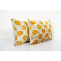 Gelbe Seide Ikat Samt Kissenbezug, Paar Polka Dot Lumbar Dekorative Kissenhülle 16" X 24" von BohoGiftsStore