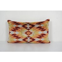 Gelbes Seiden Ikat Samt Kissen, Seide Lumbar Kissenbezug, Kelim Design Boho Chic Kissenbezug 16" X 26" von BohoGiftsStore