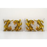 Paar Tiger Ikat Samt Kissen, Seide Lumbar Kissenbezug, Gelbe Tierlumbar Boho Kissen von BohoGiftsStore