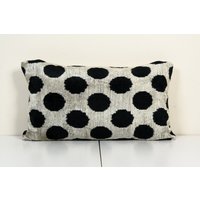 Schwarzer Ikat Samt Kissenbezug, Ethno Polka Dot Lumbar Handgefärbter Seidenstoff Rückseite Und Versteckter Reißverschluss 16" X 24" von BohoGiftsStore