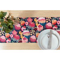 Australian Garden Protea Navy Tischläufer/Lebendiges Grün Boho Eklektisch Chic Baumwolle Canvas Esszimmer Buffet Geschenk von BohoInteriors