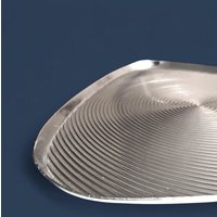 Vintage Aluminium Silberfarbenes Dreieckstablett Mit Spiraldesign, Mid-Century Modern Servier - Oder Dekoteller Aus Metall von BohoNmore