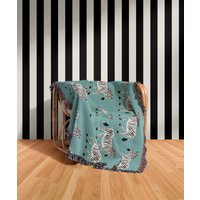 Gewebte Baumwolldecke, Zebraparade, Schwarzweiß Auf Aquablau, Safaritiere, Kinderzimmer, Baby-Kinderzimmerdekor, Tierdruck, Fransenüberwurf Gewebte Baumwolldecke, Zebraparade, Schwarzweiß Auf Aquablau, Safaritiere, Kinderzimmer, Baby-Kinderzimmerdekor, Tierdruck, Fransenüberwurf von BoldieHome