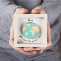 Miniatur Wandkunstrahmen - Personalisiertes Liebesgeschenk You Mean The World Handbemalte Welt Muttertagsgeschenk Miniatur Wandkunstrahmen - Personalisiertes Liebesgeschenk You Mean The World Handbemalte Welt Muttertagsgeschenk von Bombus
