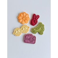 Groovy Theme Ausstechform & Stempel Pack | 5 Stück Retro Vibes Ausstechformen Rollschuhe Peace Hand Smiley Gänseblümchen Kamera Sonnenbrille von BonBunnyBake