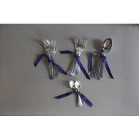 Set Aus 19 Vintage-Bestecken Silbernem Metall von Bonjourbillie