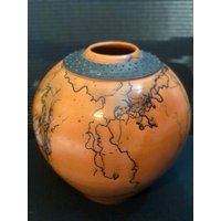 Vintage Signed Handgemachte Raku-Keramik Pferdehaar Nietenrand Wunderschöne Vase Vintage Signed Handgemachte Raku-Keramik Pferdehaar Nietenrand Wunderschöne Vase von BonnetVintage