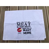 Besticktes Geschirrtuch, Grill Geschirrtuch, Männer Bbq Lustiges Grobes Humorvolles Geschirrtuch von BonnieBooDesign