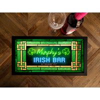 Personalisierte Barmatte - Jeder Name Glasmalerei Irish Pub Home Bar Läufer Matte, St Paddys Tag von Artyluce