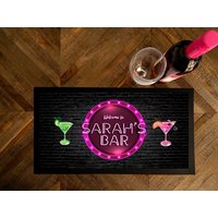 Personalisierter Barläufer - Jeder Name Hausbarmatte Pink Neon Kreis Home Bar Läufer Matte Zubehör von BoobysStudio