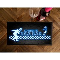 Personalisierter Barläufer - Neon Ska Bar Home Läufer Mat von BoobysStudio