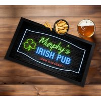 Personalisierter Irish Pub Bar Runner - Jeder Name Neongrüner Pub, Individuell, St. Patricks Day Dekor von BoobysStudio